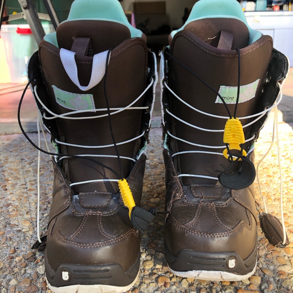 Burton Mint snowboarding boot women’s size 6.